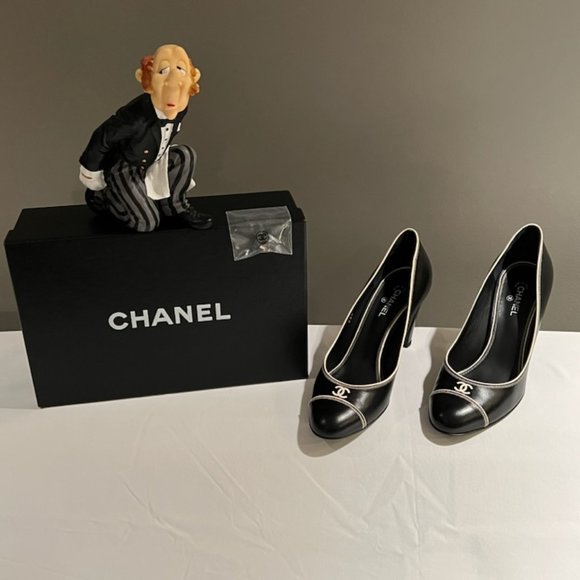 Authentic CHANEL Heels - Picture 6 of 9